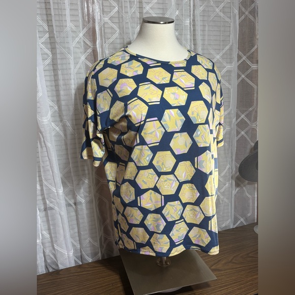 LuLaRoe XL Geometric Print WOMENS HIGH/low hem, short sleeve shirt. 29”-34” L - Picture 4 of 7